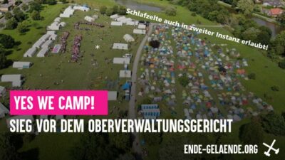 Ein Dronen-Bild eines Ende Gelände camps mit hunderten Zelten. Dazu die Schrift "Yes we camp - sieg vor dem Oberverwaltungsgericht. Schlafzelte auch in zweiter instanz erlaubt"
